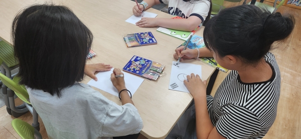 동두천 동보초등학교는 지난 달 30일 학교 도서관을 중심으로 독서활동과 나라사랑 교육을 연계한 특별 프로그램을 운영했다. 2025.7.1 /동보초 제공
