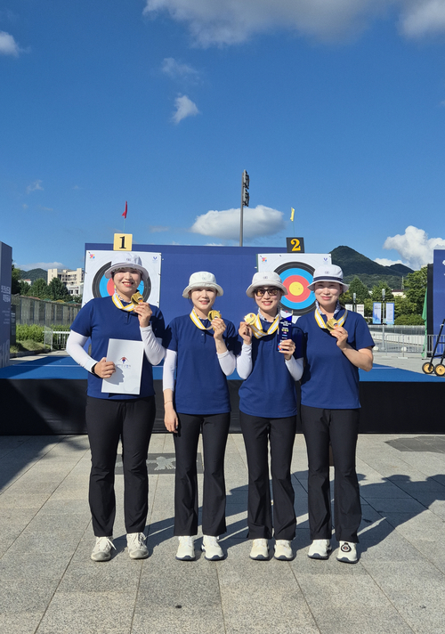 제43회 대통령기 전국 양궁대회 여자 단체전에서 정상에 선 인천시청 양궁팀의 (왼쪽부터)장민희, 전훈영, 김서영, 홍수남이 금메달을 걸고서 기념 촬영을 하고 있다. /인천시체육회 제공