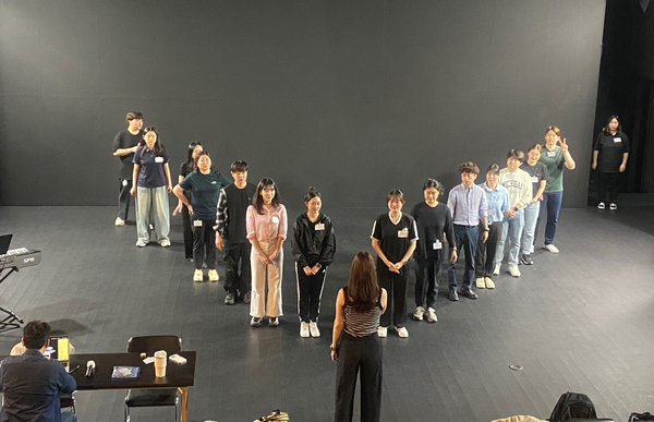 문학시어터의 시민 참여 뮤지컬 프로그램 ‘뮤지컬 위드 미’ 2기 참가자들이 갈라쇼 준비에 한창이다. /오픈헤르츠 아트컴퍼니 제공