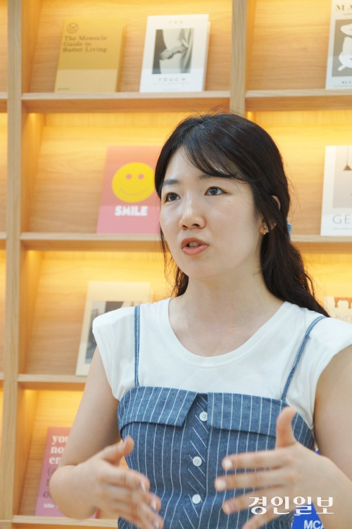 ‘안양청년1번가’ 운영 총책을 맡은 최해리 센터장이 운영방향과 주요사업들을 설명하고 있다. 2025.7.1. 안양/박상일기자 metro@kyeongin.com