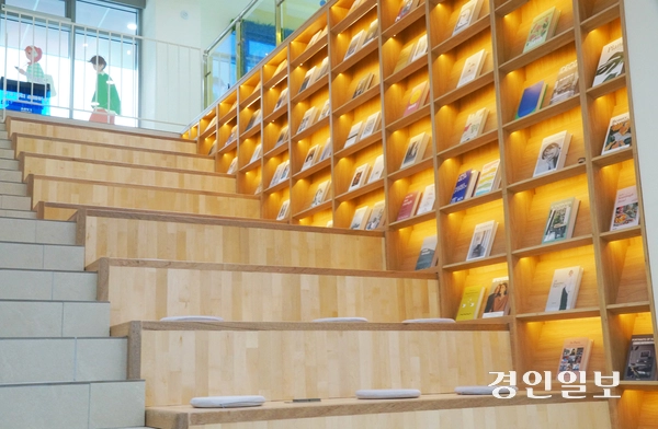 애니원의 대표적인 오픈 공간인 ‘커뮤니티 스페이스’(지하1층~지상1층)는 계단식 공간에서 자유롭게 대화를 나누거나 콘텐츠 관람 등 다양한 활동을 할 수 있는 공간으로 만들어졌다. 2025.7.1. 안양/박상일기자 metro@kyeongin.com