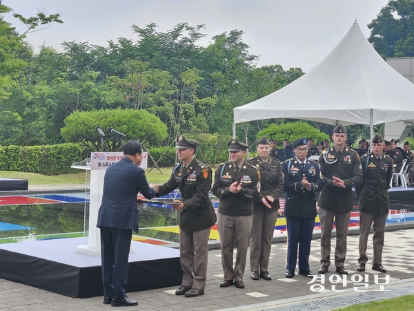 이권재 오산시장이 3일 오산죽미령 평화공원에서 열린 유엔군 초전기념 및 미 스미스 부대 전몰장병 추도식에 초청된 미 육군25사단 2연대 소속 숀 스트로 중령 및 대대원에게 감사패를 전달하고 있다. 오산/공지영기자 jyg@kyeongin.com