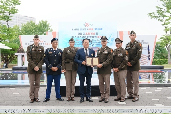 이권재 오산시장이 3일 오산죽미령 평화공원에서 열린 유엔군 초전기념 및 미 스미스 부대 전몰장병 추도식에 초청된 미 육군25사단 2연대 소속 숀 스트로 중령 및 대대원에게 감사패를 전달했다. /오산시 제공