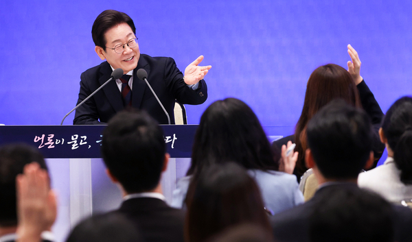 이재명 대통령이 3일 청와대 영빈관에서 열린 ‘대통령의 30일, 언론이 묻고 국민에게 답하다’ 기자회견에서 질문자를 지정하고 있다. 2025.7.3 /연합뉴스