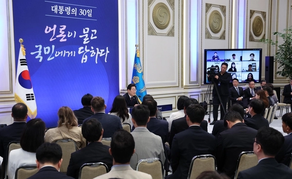 이재명 대통령이 3일 청와대 영빈관에서 열린 ‘대통령의 30일, 언론이 묻고 국민에게 답하다’ 기자회견에서 마무리 발언을 하고 있다. 2025.7.3 /연합뉴스