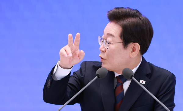 이재명 대통령이 3일 청와대 영빈관에서 ‘대통령의 30일, 언론이 묻고 국민에게 답하다’ 기자회견을 하며 강유정 대통령실 대변인과 대화하고 있다. 2025.7.3 /연합뉴스