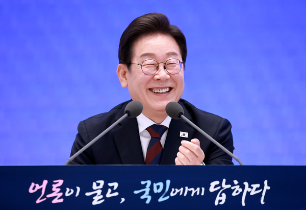 이재명 대통령이 3일 청와대 영빈관에서 ‘대통령의 30일, 언론이 묻고 국민에게 답하다’ 기자회견을 하며 미소짓고 있다. 2025.7.3 /연합뉴스
