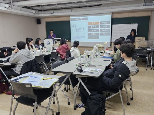 경기도구리남양주교육지원청이 학점인정형 공유학교로 운영한 ‘반려동물관리’ 수업의 모습. /경기도구리남양주교육지원청 제공
