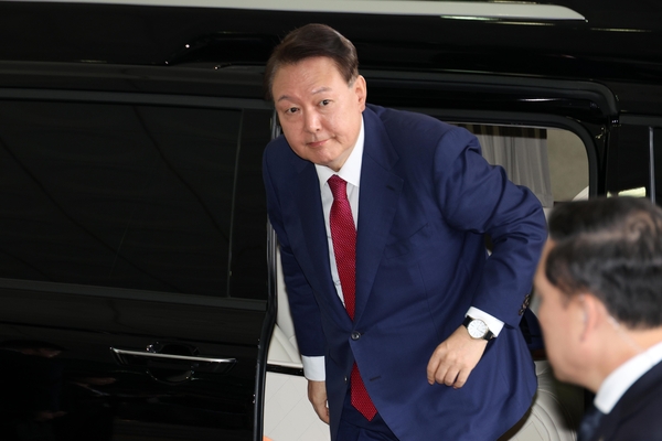윤석열 전 대통령이 5일 내란 특검의 2차 조사를 받기 위해 조은석 특별검사팀 사무실이 있는 서울 서초구 서울고검에 출석하고 있다. 2025.7.5 /연합뉴스