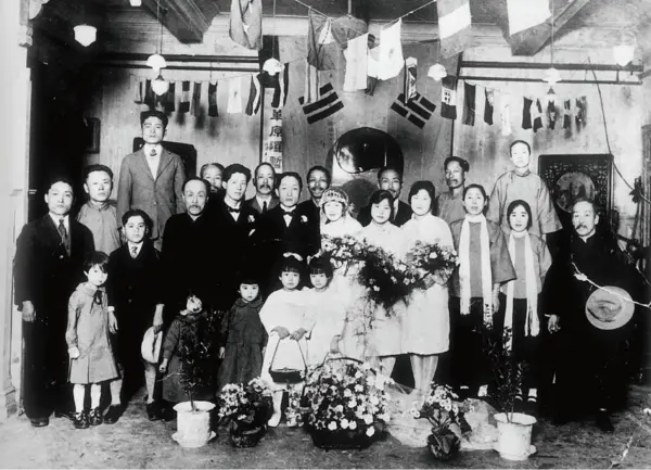 엄항섭과 연미당의 결혼식 장면 (1924년, 중국 상하이). 1924년 중국 상하이에서 열린 엄항섭과 연미당의 결혼식 기념사진이다. 중앙에 신랑 엄항섭과 신부 연미당이 자리하고 있으며, 양 옆에는 임시정부 관계자 및 동지들이 함께하고 있다. 엄항섭은 경기도 여주 출신으로 대한민국임시정부에서 활약한 독립운동가이며, 연미당은 의열단 단원으로 항일운동에 참여한 독립운동가다. / 독립기념관 제공
