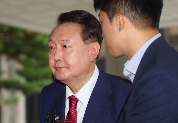 윤석열 전 대통령이 5일 내란 특검의 2차 조사를 받기 위해 조은석 특별검사팀 사무실이 있는 서울 서초구 서울고검에 출석하고 있다. 2025.7.5  /연합뉴스