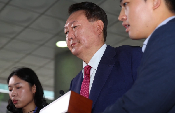 윤석열 전 대통령이 5일 내란 특검의 2차 조사를 받기 위해 조은석 특별검사팀 사무실이 있는 서울 서초구 서울고검에 출석하고 있다. 2025.7.5  /연합뉴스