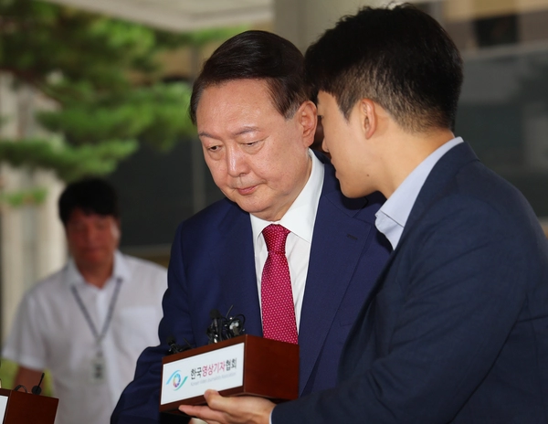 윤석열 전 대통령이 5일 내란 특검의 2차 조사를 받기 위해 조은석 특별검사팀 사무실이 있는 서울 서초구 서울고검에 출석하고 있다. 윤 전 대통령은 취재진 질문에 답변 없이 사무실로 향했다. 2025.7.5  /연합뉴스