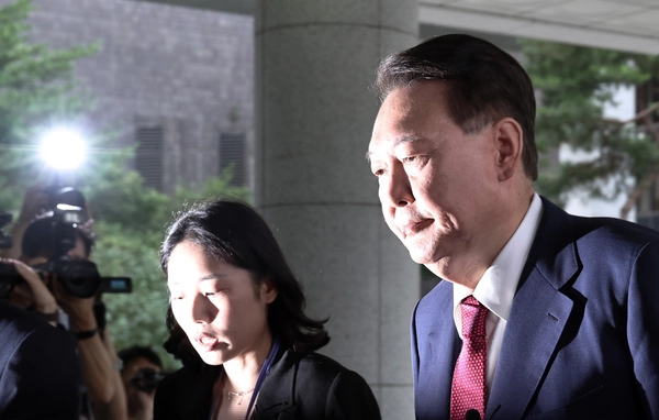 윤석열 전 대통령이 5일 내란 특검의 2차 조사를 받기 위해 조은석 특별검사팀 사무실이 있는 서울 서초구 서울고검에 출석하고 있다. 윤 전 대통령은 취재진 질문에 아무런 답변을 하지 않았다. 2025.7.5  /연합뉴스