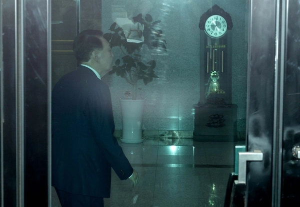 윤석열 전 대통령이 5일 내란 특검의 2차 조사를 받기 위해 조은석 특별검사팀 사무실이 있는 서울 서초구 서울고검에 출석하고 있다. 특검은 윤 전 대통령의 출석 시간을 9시로 통지한 바 있다. 2025.7.5 /연합뉴스