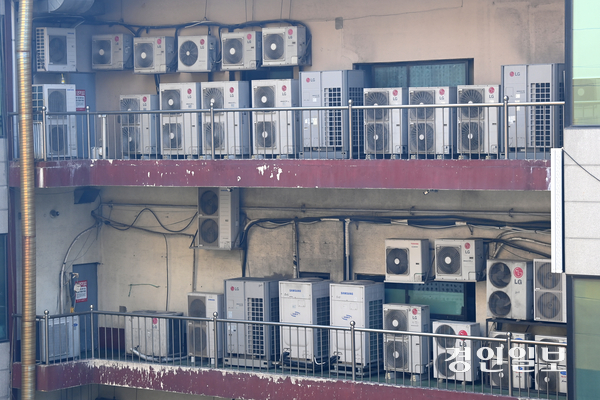 사진은 한 건물 외벽에 설치된 에어컨 실외기가 열기를 내뿜고 있는 모습. /경인일보DB