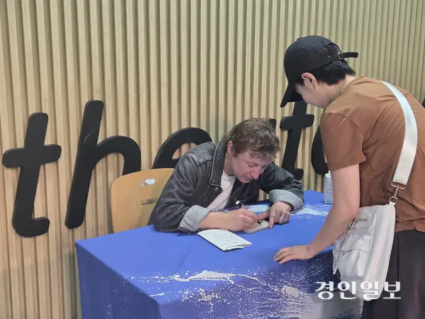 관객들과 만나고 있는 피오르트 비니에비츠. 2025.7.4 /이시은기자 see@kyeongin.com
