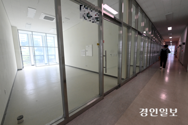 중소기업과 스타트업을 위한 혁신 거점으로 기대를 모았던 지식산업센터의 공실 문제가 심각해지며 우려의 목소리가 나오고 있다. 사진은 경기도내 한 지식산업센터가 공실로 남아있는 모습. 2025.7.1 /최은성기자 ces7198@kyeongin.com