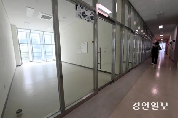 중소기업과 스타트업을 위한 혁신 거점으로 기대를 모았던 지식산업센터의 공실 문제가 심각해지며 우려의 목소리가 나오고 있다. 사진은 경기도내 한 지식산업센터가 공실로 남아있는 모습. 2025.7.1 /최은성기자 ces7198@kyeongin.com