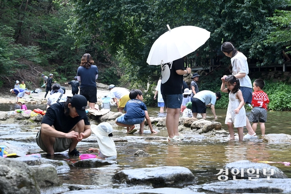 낮 최고기온이 33도까지 상승하는 등 무더운 날씨가 이어진 6일 오후 과천시 관악산 계곡을 찾은 시민들이 물놀이를 하며 더위를 식히고 있다. 2025.7.6 /최은성기자 ces7198@kyeongin.com