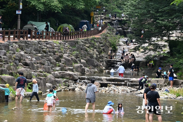 낮 최고기온이 33도까지 상승하는 등 무더운 날씨가 이어진 6일 오후 과천시 관악산 계곡을 찾은 시민들이 물놀이를 하며 더위를 식히고 있다. 2025.7.6 /최은성기자 ces7198@kyeongin.com