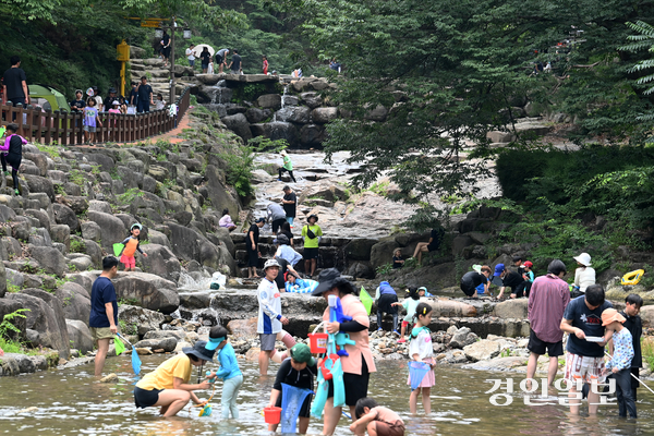 낮 최고기온이 33도까지 상승하는 등 무더운 날씨가 이어진 6일 오후 과천시 관악산 계곡을 찾은 시민들이 물놀이를 하며 더위를 식히고 있다. 2025.7.6 /최은성기자 ces7198@kyeongin.com