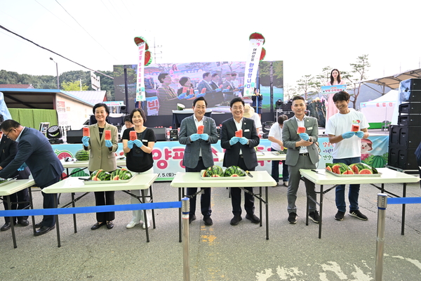 제1회 양평수박축제가 양평군 청운면 용두시장 일원에서 5~6일 양일간 개최됐다. 양평수박의 우수성을 알리기 위해 기획된 이번 축제에선 품평회, 카빙대회 등 수박과 관련된 다양한 콘텐츠들이 진행돼 방문객들의 관심을 끌었다. 한편, 양평에선 연간 약 45만통의 수박이 생산되고 있고 큰 일교차로 인해 당도가 높아 하루 1만통 이상의 수박이 타 지역으로 출하될 정도로 인기가 높다. 양평/장태복기자 jkb@kyeongin.com, 사진/양평군 제공