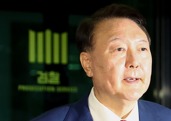 윤석열 전 대통령이 5일 내란 특검 2차 조사를 마치고 조은석 특별검사팀 사무실이 있는 서울 서초구 서울고검을 나서고 있다. 2025.7.6 /연합뉴스