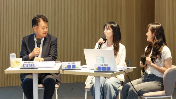 하은호 군포시장(왼쪽)이 MZ 세대 직원들과 대화를 나누고 있다. /군포시 제공