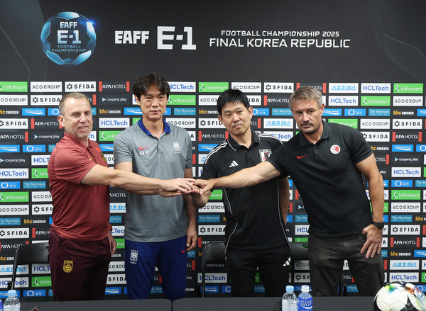 6일 경기도 용인미르스타디움에서 열린 ‘2025년 동아시아축구연맹(EAFF) E-1 챔피언십’ 공식 기자회견에서 참가국 감독들이 포즈를 취하고 있다. 왼쪽부터 중국 데얀 주르예비치 감독, 한국 홍명보 감독, 일본 모리야스 하지메 감독, 홍콩 애슐리 웨스트우드 감독. 2025.7.6 /연합뉴스