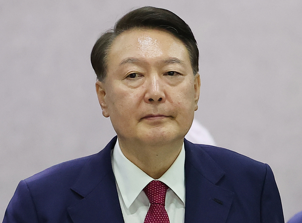 윤석열 전 대통령이 5일 내란 특검 2차 조사를 마치고 조은석 특별검사팀 사무실이 있는 서울 서초구 서울고검을 나서고 있다. 2025.7.6 /연합뉴스