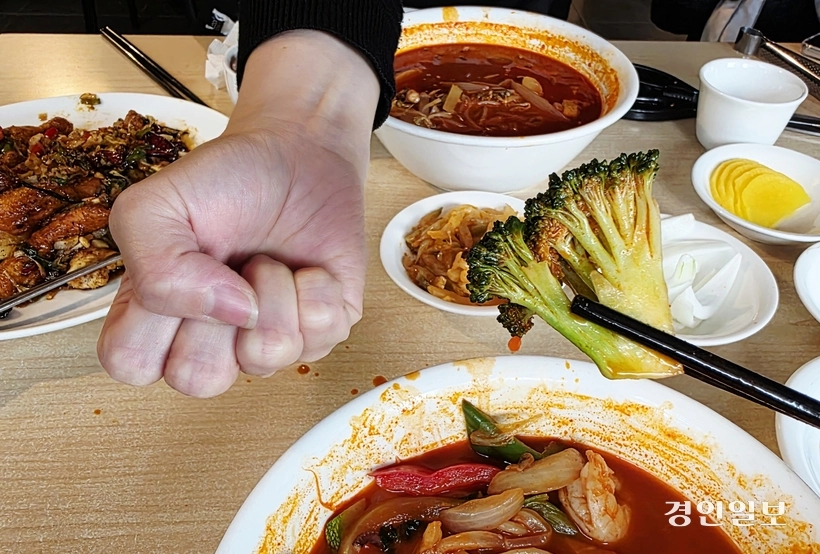 잘게 썰기 귀찮아서 이렇게 하진 않았을 테고 주인장 인심의 크기라고 해석하는 게 맞을 듯 싶다. /황성규기자 homerun@kyeongin.com