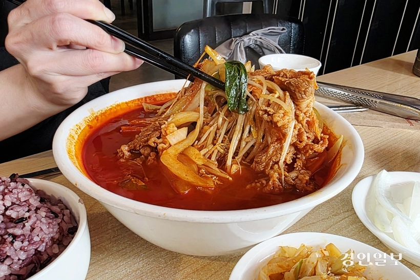 차돌박이짬뽕에 차돌박이와 숙주나물이 가득 담겨 있다. /황성규기자 homerun@kyeongin.com