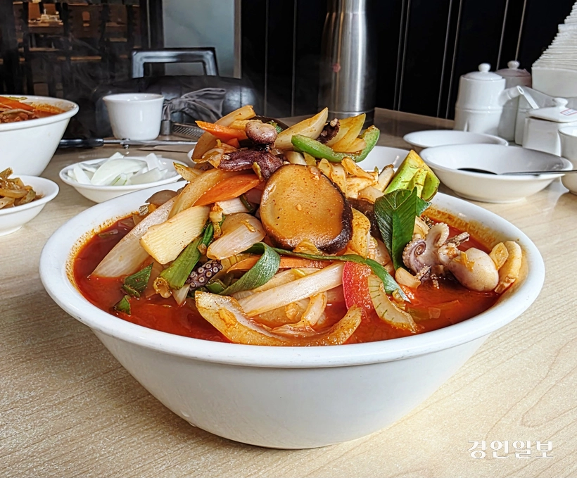 해산물과 채소가 수북이 쌓여 있는 삼선짬뽕. /황성규기자 homerun@kyeongin.com