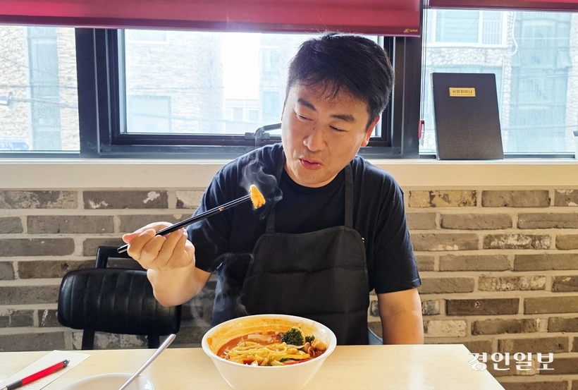 짬뽕 속 숨어 있던 통통한 새우를 발견하자 미소가 절로 나온다. /황성규기자 homerun@kyeongin.com