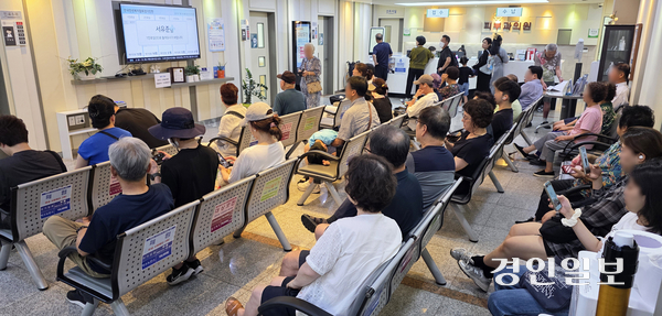 여름철 고온다습한 환경과 강한 자외선 영향 등으로 피부 트러블이 많이 발생하는 가운데 7일 오전 수원 시내 한 피부과병원이 진료 받으려는 환자들로 붐비고 있다. 2025.7.7 /임열수기자 pplys@kyeongin.com