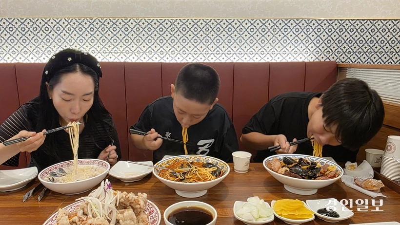 짬뽕을 먹는 날엔 국물이 튈 것에 대비해 검정색으로 드레스코드를 맞추는 개념 가족. 진정한 짬뽕인이다. /황성규기자 homerun@kyeongin.com