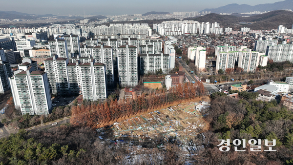 법의 허점을 노린 지역주택조합추진위원회나 업무대행사가 사업계획이나 토지확보율 등을 속여 과장광고로 조합 가입을 유도하고 확정되지도 않은 유명 건설사가 시공사로 참여하는 것처럼 속여 선의의 피해자들이 속출하고 있다. 사진은 경기도내 한 아파트 밀집구역 전경. /경인일보DB