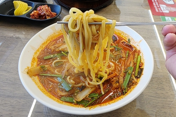면은 장시간 숙성을 거쳐 부드럽고 쫄깃하다. /황성규기자 homerun@kyeongin.com