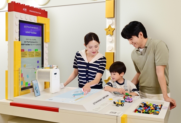 삼성전자는 레고코리아와의 협업으로 전국 레고스토어 6개 지점에 ‘더 프리미어 5’ 체험 공간을 마련했다. /삼성전자 제공