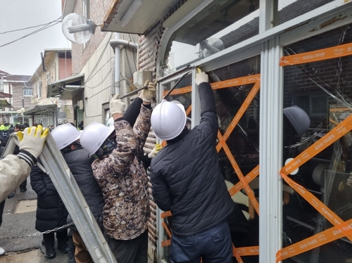파주시는 연풍리 성매매 집결지 내 성매매업소를 운영한 혐의가 인정된 토지·건물주 6명이 최근 검찰에 송치됐다고 7일 밝혔다. 불법 건물 철거 작업. /파주시 제공