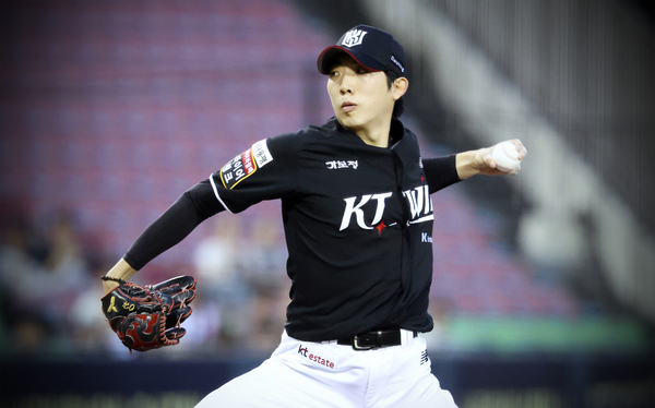 kt wiz 오원석이 지난 4일 두산 베어스와의 경기에서 선발로 등판해 투구하고 있다. 오원석은 6이닝 4피안타 1실점해 10승 고지를 밟았다. /kt wiz 제공