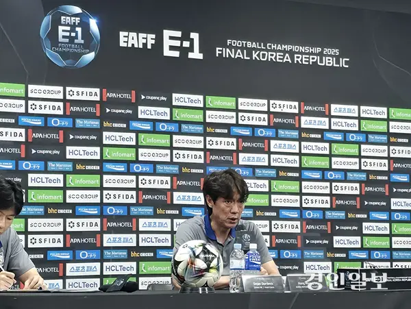 홍명보 한국 축구대표팀 감독이 중국과의 경기 후 기자회견에서 소감을 밝히고 있다. 2025.7.7 /이영선기자 zero@kyeongin.com