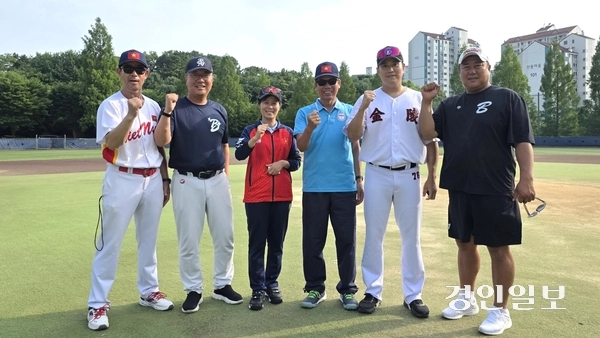 (왼쪽부터)박효철 베트남 야구대표팀 감독, 맹일혁 백마초 야구부 감독, 루옌티홍 베트남야구소프트볼연맹 사무총장, 쩐득프안 베트남야구소프트볼연맹 회장, 손동욱 금릉중 야구부 감독, 이동진 의왕부곡초 야구부 감독. 2025.7.5 /황성규기자 homerun@kyeongin.com