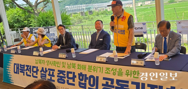 8일 최성룡 납북자가족모임 대표가 파주 임진각 한반도생태평화종합관광센터 2층 야외 쉼터에서 파주시와 공동 기자회견을 개최하고 대북 전단 살포를 전면 중단하겠다고 밝히고 있다. 기자회견에는 김경일 파주시장과 윤후덕 더불어민주당 의원(파주시갑), 이종돈 경기도 안전관리실장, 납북 귀환자 등이 참석했다. 참석자들은 남북 간 화해 분위기 조성을 위해 다른 대북 전단 살포 단체들도 중단에 동참해 달라고 촉구했다. 2025.7.8 파주/이종태기자 dolsaem@kyeongin.com