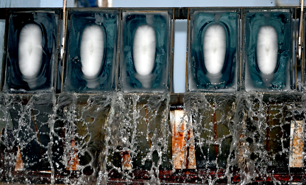 연일 폭염이 이어지는 8일 경기도 부천시 오정구의 한 얼음공장. 얼음을 만들어내는 틀에서 생산된 얼음이 쏟아지고 있다. 2025.7.8 /김용국기자 yong@kyeongin.com