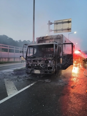 과천봉담도시고속화도로 달리던 화물차서 불… 인명피해 없어