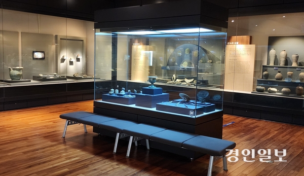 강화역사박물관 ‘고려시대 강화’ 코너에 전시 중인 청동은입사향완. 사방에서 관람할 수 있도록 특별 전시 케이스 중앙 높은 자리에 올려 놓았다. 2025.7.8 /정진오기자 schild@kyeongin.com