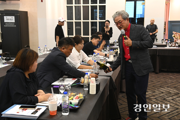 9일 수원시 파티움하우스에서 열린 미래사회포럼 강사로 나선 이동현 1879그룹 회장이 ‘와인, 건강과 비즈니스’를 주제로 강연하고 있다. 2025.7.9 /최은성기자 ces7198@kyeongin.com