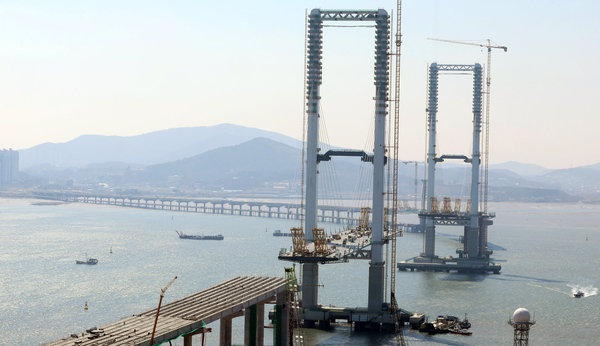 주탑 상판 작업이 진행 중인 제3연륙교 건설 현장. 인천시가 영종·청라 주민에 한정한 제3연륙교의 ‘하루 1회 무료화’를 계획 중인 가운데 인천YMCA가 모든 시민에 대한 통행료 완전 무료화를 촉구하고 나섰다. /경인일보DB